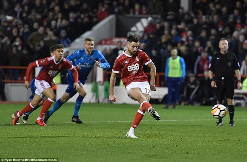 Hàng thủ Arsenal gây ra tới 2 quả phạt đền trước Nottingham Forest.(Ảnh: Daily Mail)