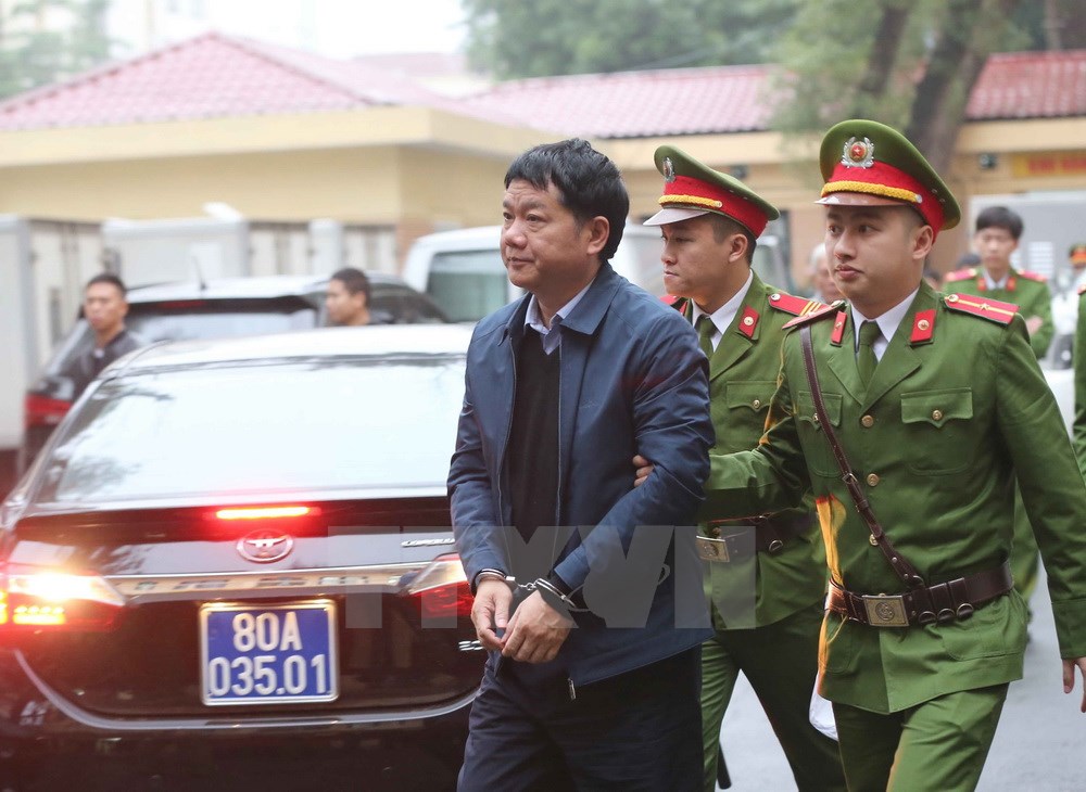 Cảnh sát dẫn giải bị cáo Đinh La Thăng. (Ảnh: Doãn Tấn/TTXVN)