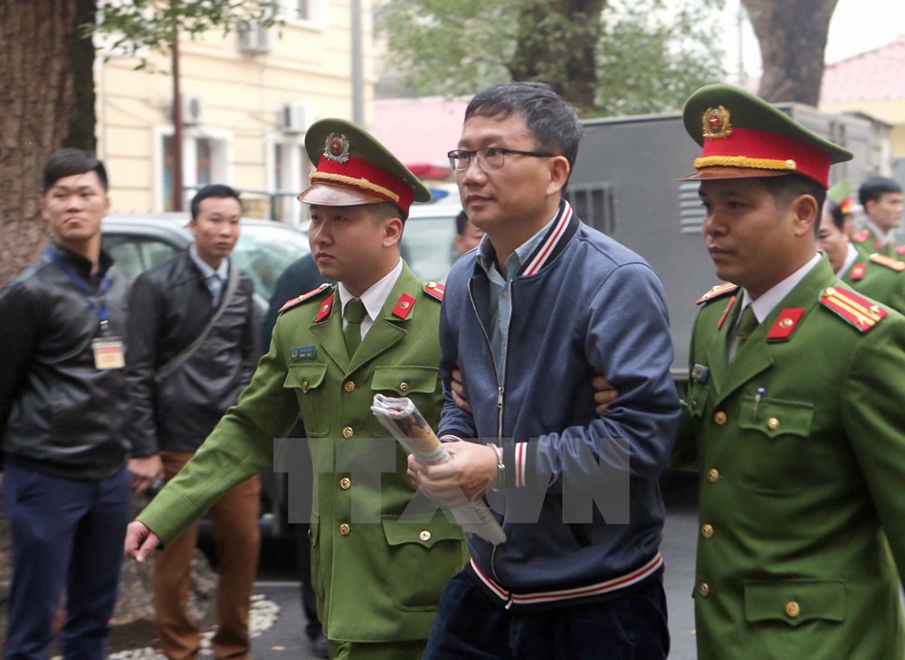 Cảnh sát dẫn giải bị cáo Trịnh Xuân Thanh. (Ảnh: Doãn Tấn/TTXVN)