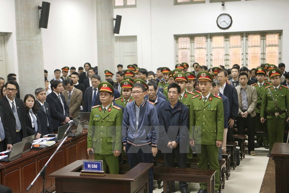 Bị cáo Trịnh Xuân Thanh và đồng phạm tại phiên xét xử. (Ảnh: Doãn Tấn/TTXVN)