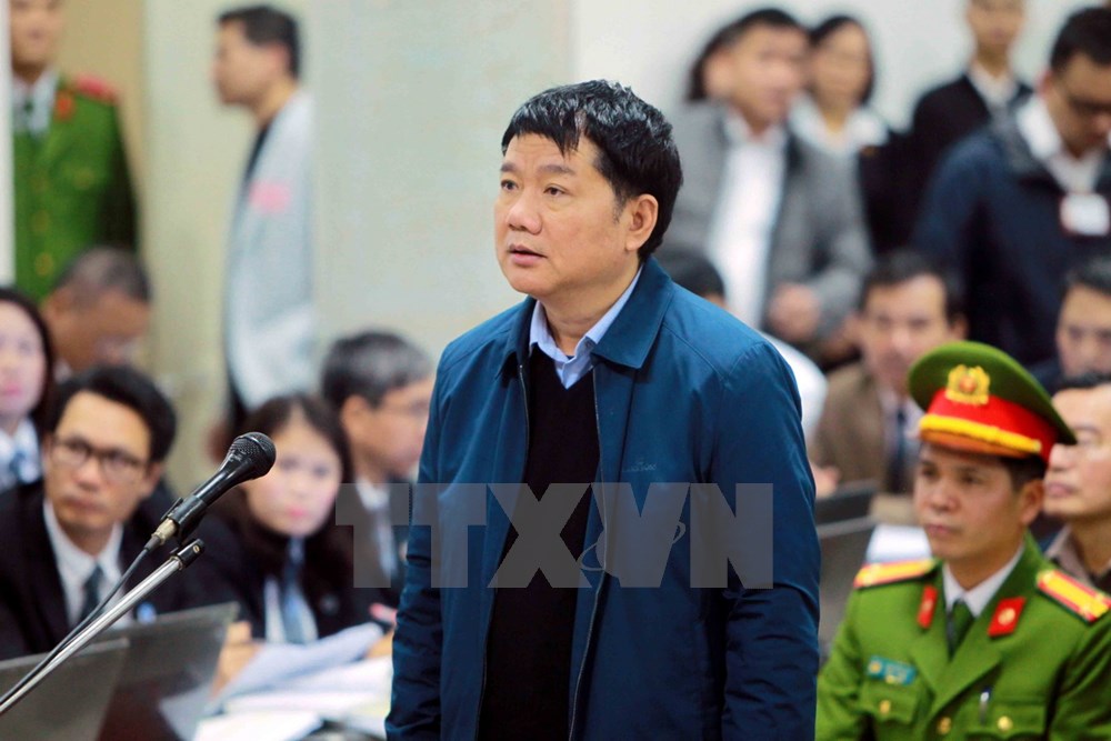 Bị cáo Đinh La Thăng, nguyên Chủ tịch Hội đồng thành viên PVN trả lời Hội đồng xét xử tại phần kiểm tra căn cước. (Ảnh: An Đăng/TTXVN)