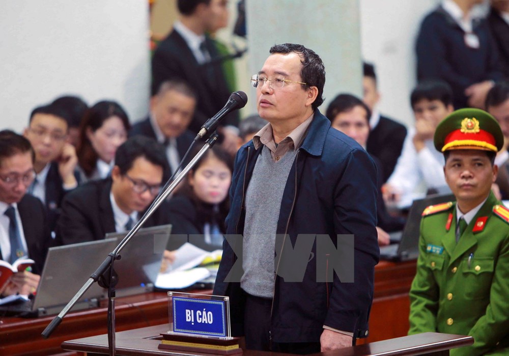 Bị cáo Nguyễn Quốc Khánh, nguyên Phó Tổng Giám đốc PVN trả lời Hội đồng xét xử tại phần kiểm tra căn cước. (Ảnh: An Đăng/TTXVN)