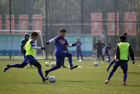 Các cầu thủ U23 Việt Nam được trang bị đủ ấm trong quá trình tập luyện chuẩn bị cho VCK giải U23 châu Á 2018.