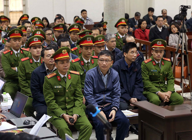 Bị cáo Trịnh Xuân Thanh và các đồng phạm nghe cáo trạng.Ảnh: TTXVN