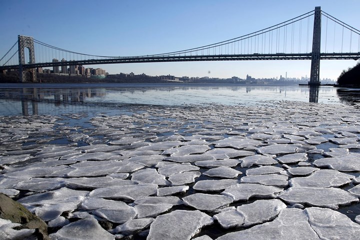 Tuyết đóng băng trên sông Hudson đoạn chảy dưới chân cầu George Washington. Ảnh: AP