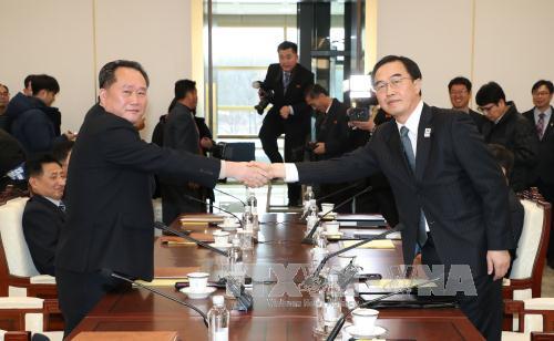 Bộ trưởng Thống nhất, Trưởng đoàn đàm phán Hàn Quốc Cho Myoung-gyon (phải) và Chủ tịch Ủy ban thống nhất Hòa bình Triều Tiên (CPRK), Trưởng đoàn đàm phán Triều Tiên, Ri Son-gwon (trái) tại cuộc đàm phán cấp cao liên Triều ở làng đình chiến Panmunjom ngày 9/1. Ảnh: Yonhap/TTXVN