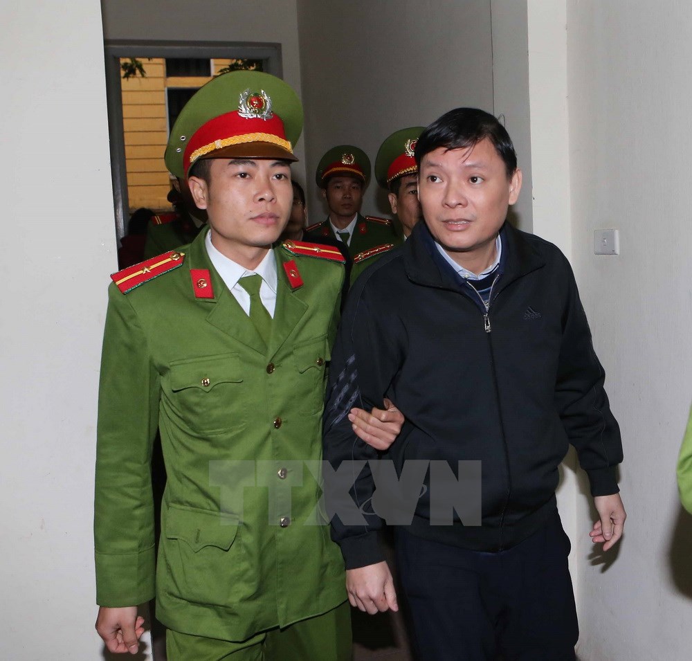 Cảnh sát dẫn giải bị cáo Nguyễn Anh Minh (sinh năm 1977, nguyên Phó Tổng Giám đốc PVC) vào phòng xét xử. (Ảnh: Doãn Tấn/TTXVN)