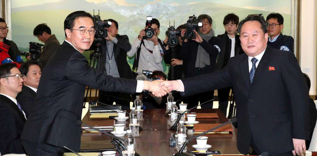 Trưởng đoàn đàm phán Hàn Quốc Cho Myoung-gyon (trái) và người đồng cấp CHDCND Triều Tiên Ri Son Gwon gặp gỡ tại Bàn Môn Điếm. 									Ảnh: AP