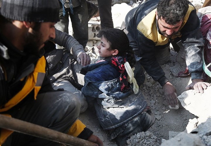 Các tình nguyện viên đào bới để cứu một bé gái khỏi đống đổ nát. Ảnh: AFP/Getty.