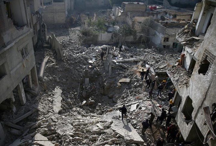 Hố bom sâu hoắm tại một khu dân cư ở Saqba, Đông Ghouta. Ảnh: Reuters.