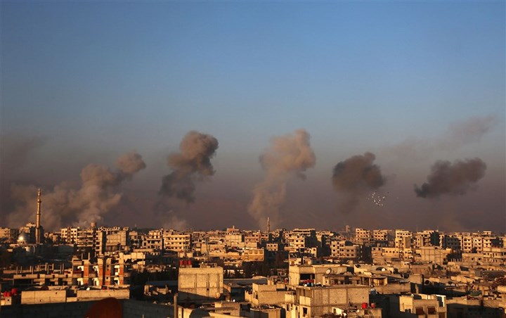 Các cột khói bốc lên sau các đợt không kích ở Arbin, Đông Ghouta hôm 8/1. Ảnh: AFP/Getty.