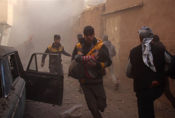 Các tình nguyện viên làm việc khẩn trương để trợ giúp những người bị thương ở Douma, Đông Ghouta ngày 8/1. Ảnh: AFP/Getty.