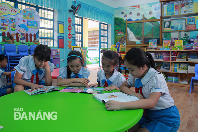 Học sinh Trường tiểu học Quang Trung, phường Mân Thái, quận Sơn Trà được thụ hưởng từ chương trình “Thư viện thân thiện” do tổ chức Tầm nhìn Thế giới hỗ trợ.  