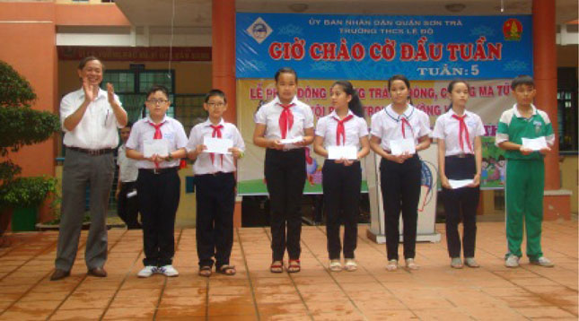 Trường THCS Lê Độ tặng quà cho học sinh vượt khó học tốt.