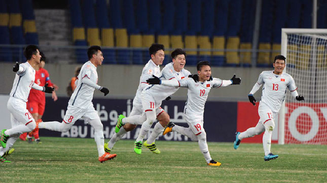 Dù thất bại trong trận mở màn nhưng U23 Việt Nam (áo trắng) đã có một màn trình diễn khá xuất sắc trước U23 Hàn Quốc.  Ảnh: GOAL