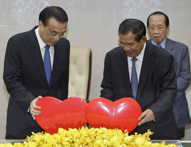 Thủ tướng Trung Quốc Lý Khắc Cường (trái) và Thủ tướng Campuchia Hun Sen tại lễ ký kết các thỏa thuận ở thủ đô Phnom Penh. 		         Ảnh: AP