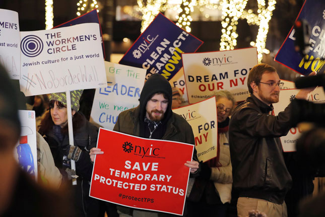 Các nhà hoạt động biểu tình bên ngoài văn phòng Thượng nghị sĩ Chuck Schumer tại New York yêu cầu thông qua luật bảo vệ chương trình DACA.		              Ảnh: Reuters