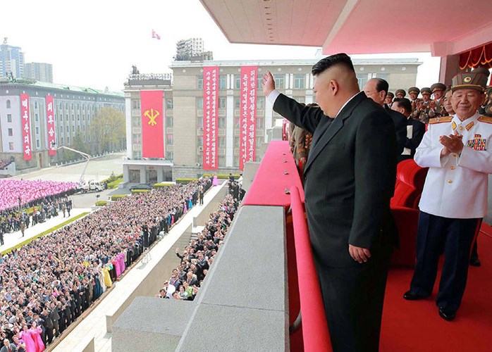 Lãnh đạo Triều Tiên Kim Jong-un vẫy tay chào người dân khi tham dự buổi lễ diễu binh nhân kỷ niệm 105 năm ngày mất cố lãnh đạo Kim Il-sung. Ảnh: AFP/Getty.