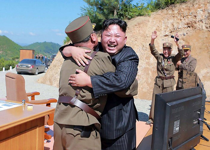 Ông Kim Jong-un vui mừng khi chứng kiến vụ thử nghiệm thành công tên lửa đạn đạo liên lục địa Hwasong-14. Ảnh: AFP/Getty.