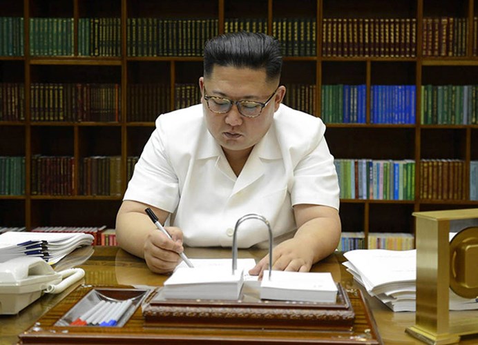Nhà lãnh đạo Triều Tiên Kim Jong-un ký văn bản cho phép thực hiện vụ thử tên lửa Hwasong-14. Ảnh: AFP/Getty.