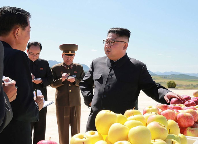 Ông Kim Jong-un phát biểu khi thăm một trang trại trồng táo. Ảnh: AFP/Getty.