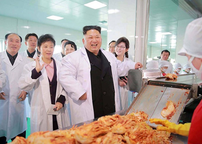   Nhà lãnh đạo Triều Tiên cười rất tươi khi ghé thăm một nhà máy sản xuất kim chi. Ảnh: AFP/Getty.