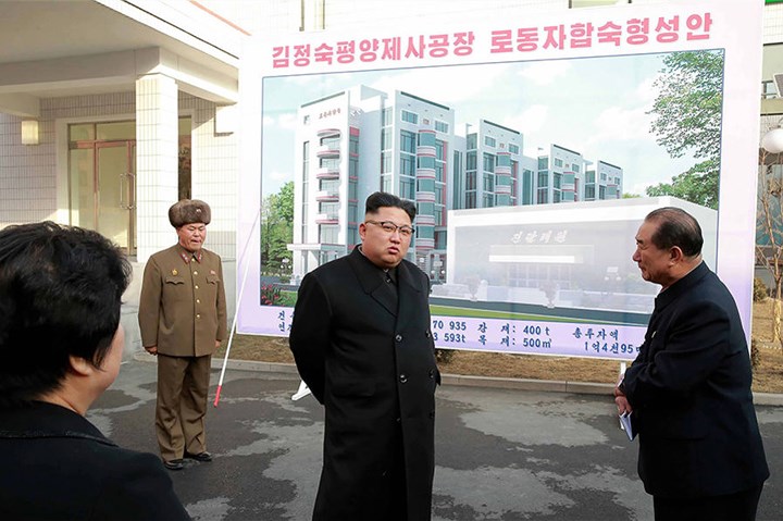 Nhà lãnh đạo Kim Jong-un thăm một nhà khách mới được xây dựng ở thủ đô Bình Nhưỡng. Ảnh: AFP/Getty.