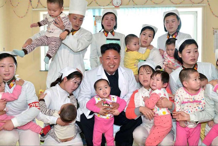 Ông Kim Jong-un trong một lần ghé thăm bệnh viện đa khoa Taesongsan ở thủ đô Bình Nhưỡng. Ảnh: AFP/Getty.