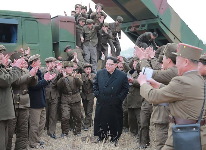 Các binh sĩ và tướng lĩnh tung hô nhà lãnh đạo Triều Tiên khi được trực tiếp diện kiến ông trong một vụ thử tên lửa. Ảnh: AFP/Getty.