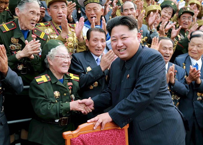   Ông Kim bắt tay một lão thành cách mạng trong sự kiện được tổ chức ở Bình Nhưỡng. Ảnh: Reuters.