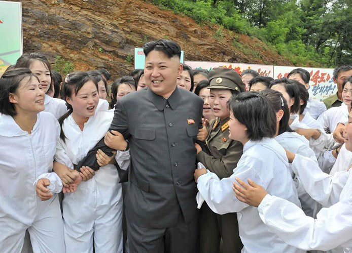 Lãnh đạo Triều Tiên Kim Jong-un trong vòng vây của các nữ công nhân tại một trang trại sản xuất nấm. Ảnh: Reuters./.