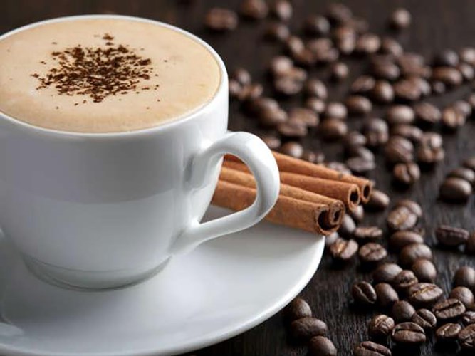 Cà phê là một trong những loại đồ uống được tiêu thụ nhiều nhất trên thế giới. Các nghiên cứu đã chỉ ra rằng bạn không nên tiêu thụ nhiều hơn 400 mg caffein mỗi ngày bởi vì vượt ngưỡng này, cơ thể bạn sẽ bắt đầu có các triệu chứng như tim đập nhanh, khó chịu trong ngực và động kinh. Và cà phê cũng không phải là sản phẩm chứa caffeine duy nhất. Nó cũng được tìm thấy trong trà đen, sôcôla đen và đồ uống có ga.