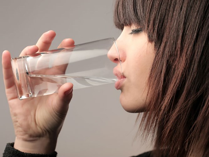 Nước có thể giết chết bạn nếu bạn uống quá nhiều trong một khoảng thời gian rất ngắn. Đây là một tình trạng gọi là nhiễm độc nước, khi mà thận của bạn không xử lý lượng nước xâm nhập vào cơ thể làm não và phổi của bạn sưng lên.