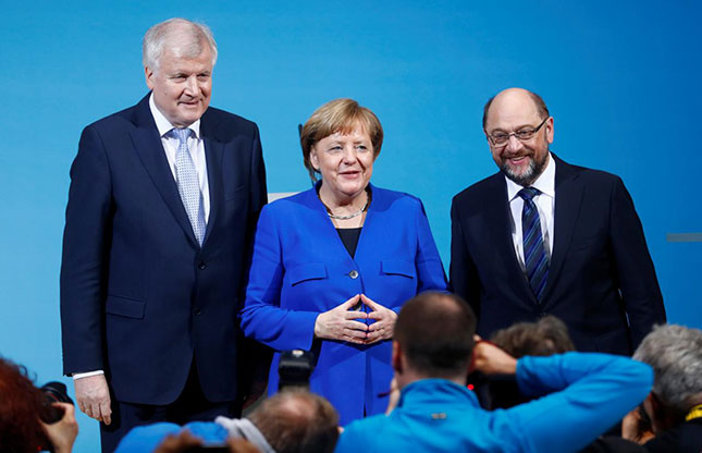 Thủ tướng Angela Merkel gặp gỡ các lãnh đạo CSU Horst Seehofer (bìa trái) và SPD Martin Schulz (bìa phải) tại Berlin ngày 12-1. 					     Ảnh: Reuters