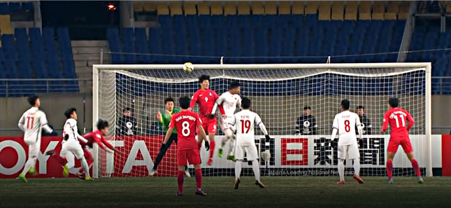 “Không chiến” và sự tập trung luôn là điểm yếu của các cầu thủ U23 Việt Nam (áo trắng) trong những thời điểm quan trọng. (ảnh chụp qua màn hình, trận Việt Nam-Hàn Quốc hôm 11-1)