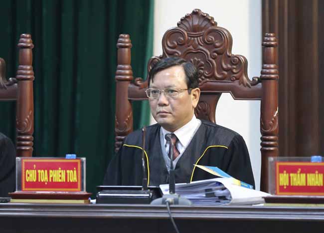 Thẩm phán Nguyễn Ngọc Huân chủ tọa phiên tòa.