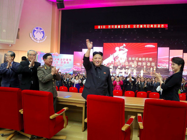 Tuy nhiên tháng 9/2015, họ bất ngờ xuất hiện trở lại và biểu diễn trước nhà lãnh đạo Kim Jong-un và một phái đoàn Cuba ở thăm Triều Tiên. (Ảnh: Reuters)