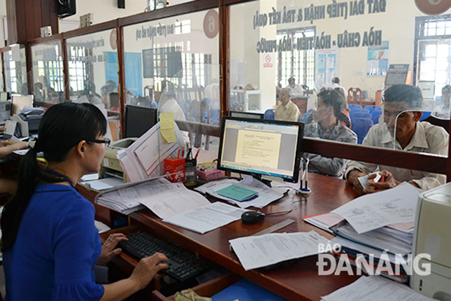 Năm 2018, Ban Dân vận Thành ủy tập trung cho dân vận chính quyền. Trong ảnh: Cán bộ bộ phận một cửa UBND huyện Hòa Vang tiếp nhận giải quyết thủ tục hành chính cho người dân các xã.