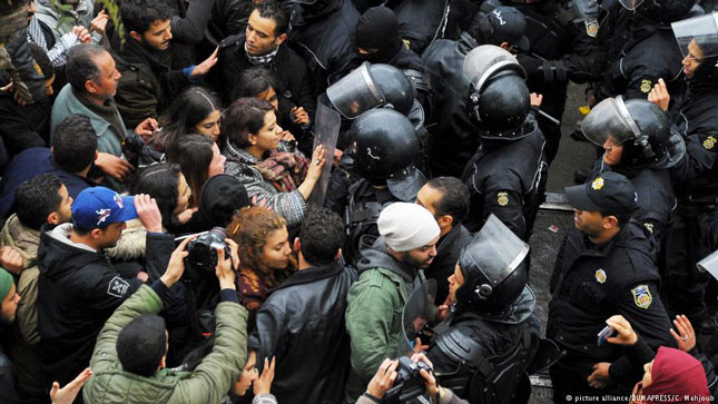 Những người biểu tình đụng độ với cảnh sát trên đường phố Tunis. 				          Ảnh: dw.com