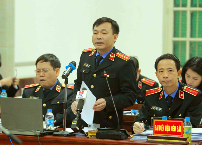 Đại diện Viện kiểm sát nhân dân thành phố Hà Nội Đào Thịnh Cường trình bày quan điểm tại phiên tòa.                      Ảnh: TTXVN