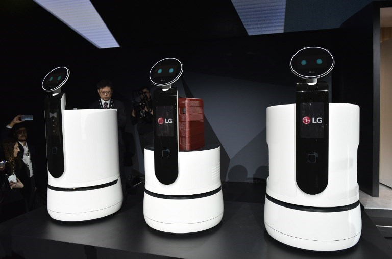Dàn robot tích hợp trợ lý ảo Google Assistant của LG trên sân khấu CES 2018. (Nguồn: AFP)