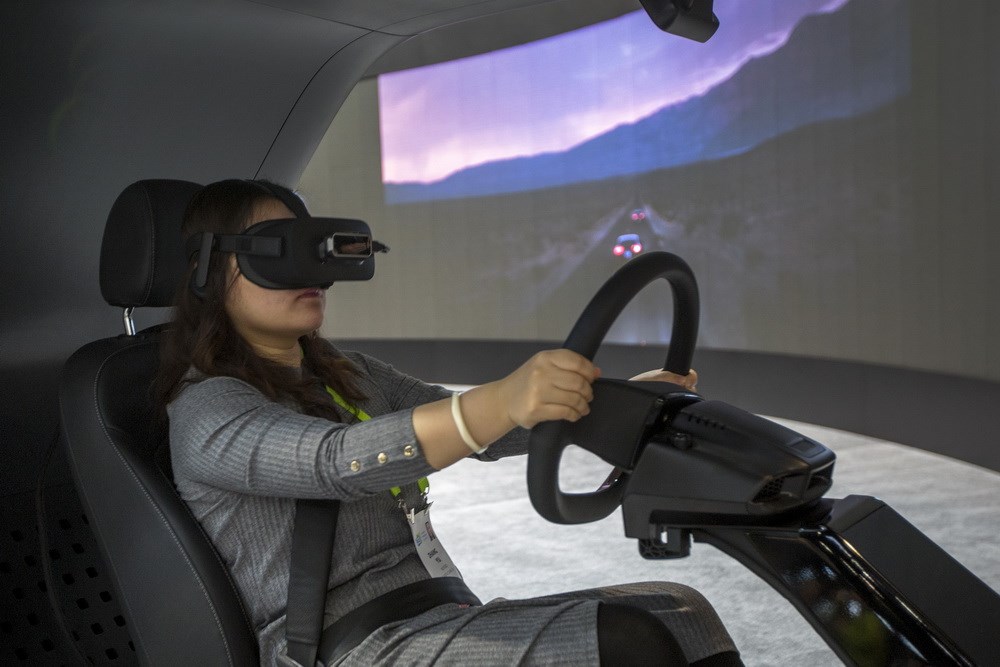 Một khách tham quan trải nghiệm công nghệ lái xe thực tế ảo của Kia. (Nguồn: AFP)