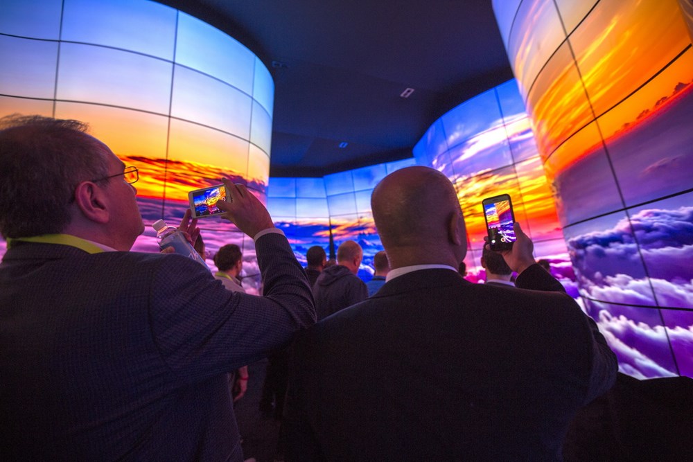 Khách tham quan thích thú khi bước vào khu triển lãm công nghệ màn hình OLED của LG. (Nguồn: AFP)