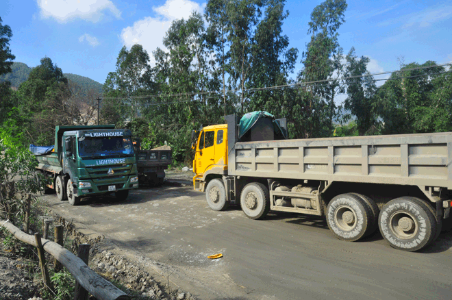 Xe tải, xe ben chở đất đá ở các mỏ khoáng sản