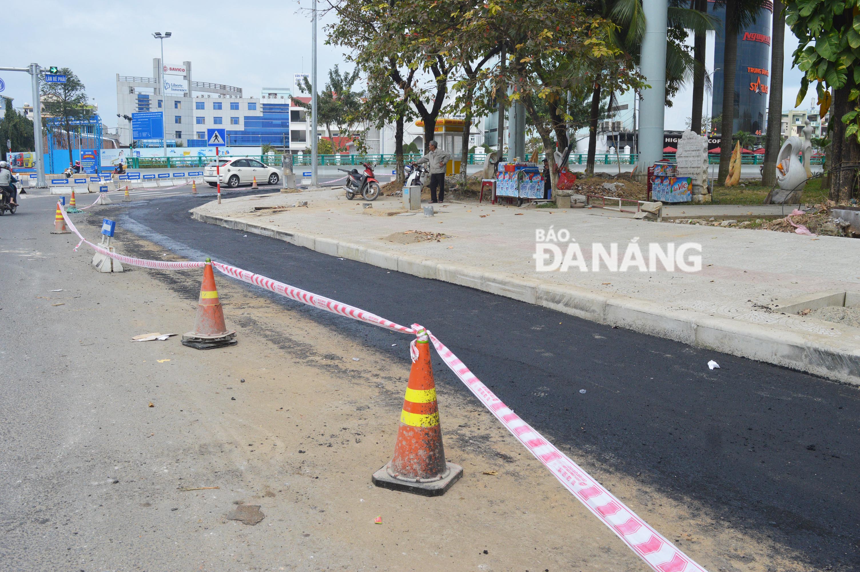 Điểm giao thoa giữa đường Nguyễn Tri Phương với Điện Biên Phủ đã được tráng nhựa. ẢNH: XUÂN SƠN