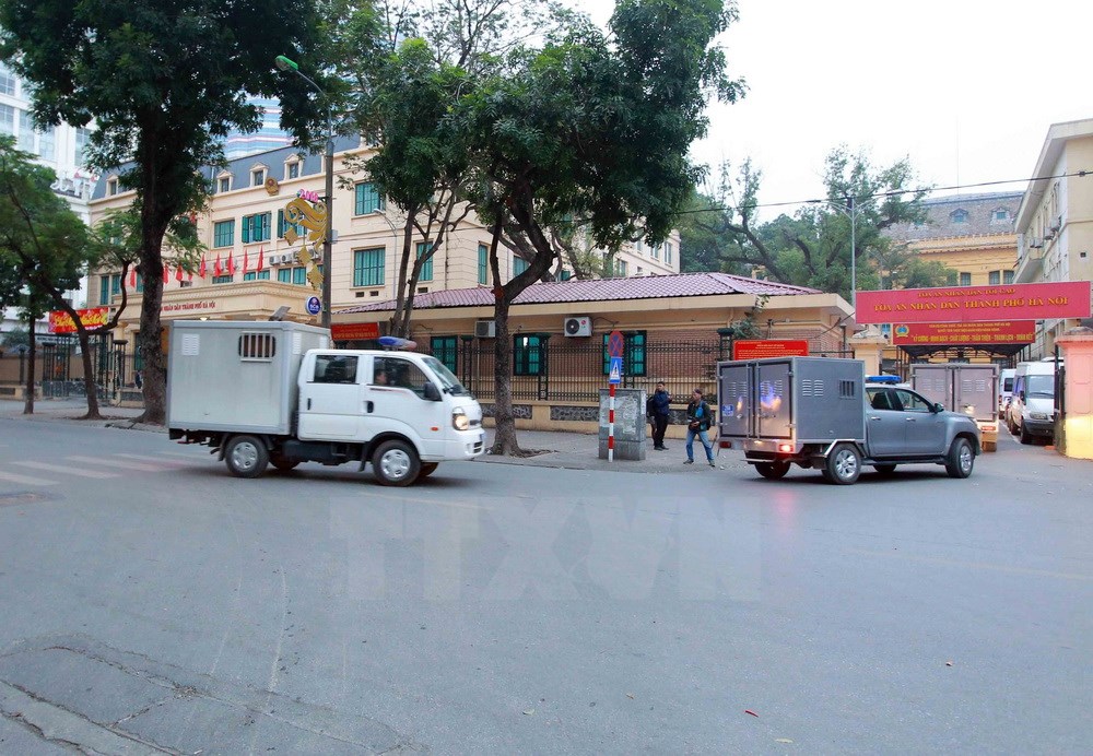Xe dẫn giải bị cáo Trịnh Xuân Thanh và đồng phạm đến Tòa án Nhân dân thành phố Hà Nội. (Ảnh: An Đăng/TTXVN)