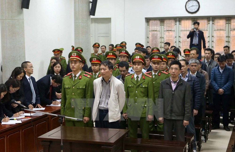 Bị cáo Trịnh Xuân Thanh và đồng phạm nghe tòa tuyên án. (Ảnh: Doãn Tấn/TTXVN)