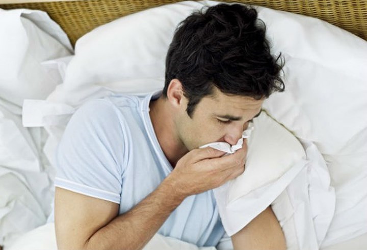 Ho dai dẳng: Trong khi bệnh cúm thông thường có thể gây ra ho chỉ kéo dài trong vài ngày, ho khan lâu ngày có thể là dấu hiệu của ung thư phổi. Ngoài ra, ho máu hoặc lượng chất nhầy không đều là các triệu chứng sớm của ung thư phổi.