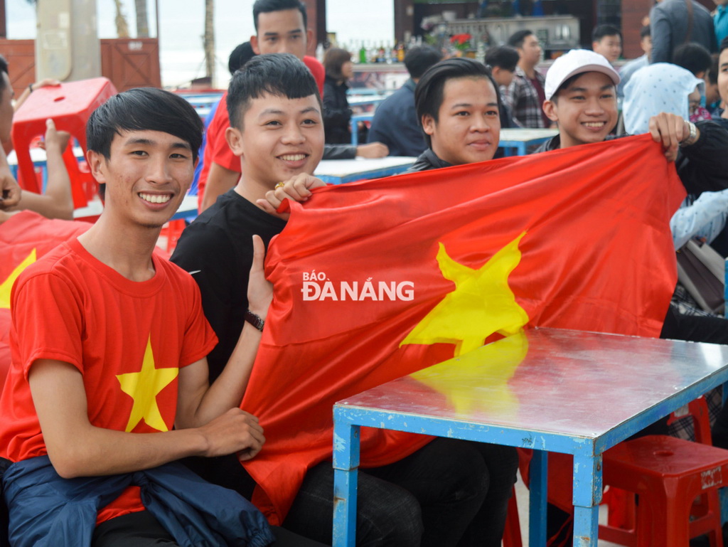 Ngay từ 1 giờ chiều, người hâm mộ có mặt tại công viên biển Đông (quận Sơn Trà) từ rất sớm để cổ vũ đội tuyển.