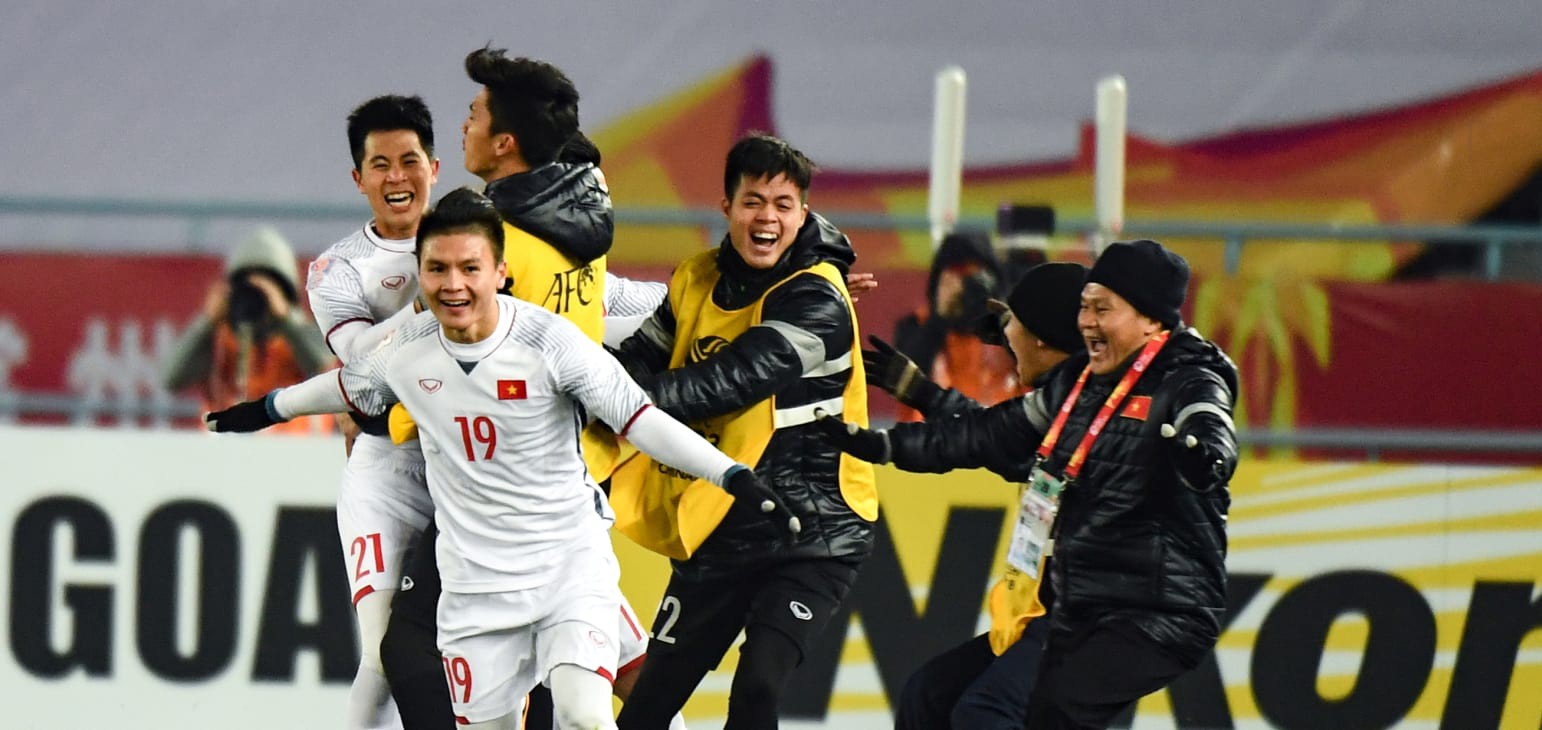 Hạnh phúc của Quang Hải (số 19) sau khi hoàn thành “cú đúp” và  giúp U23 Việt Nam san bằng tỷ số 2-2 trước U23 Qatar trong trận bán kết. ảnh AFC